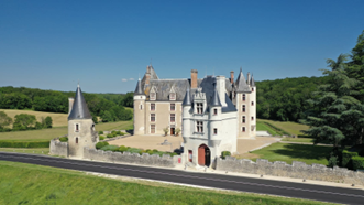 Apéritif : dégustation des vins de Montpoupon dans la salle de Chasse.