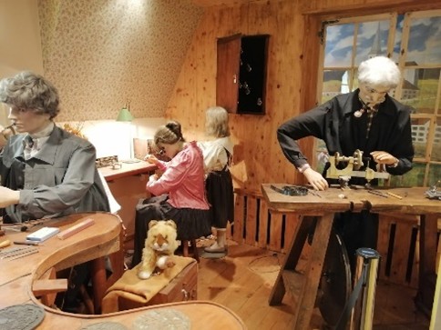 Terugkeer rond 14.30 uur.